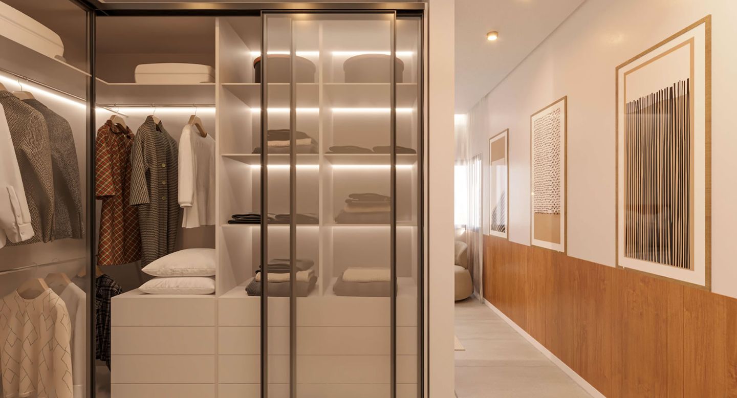 Closet planejado com portas de vidro e iluminação em LED