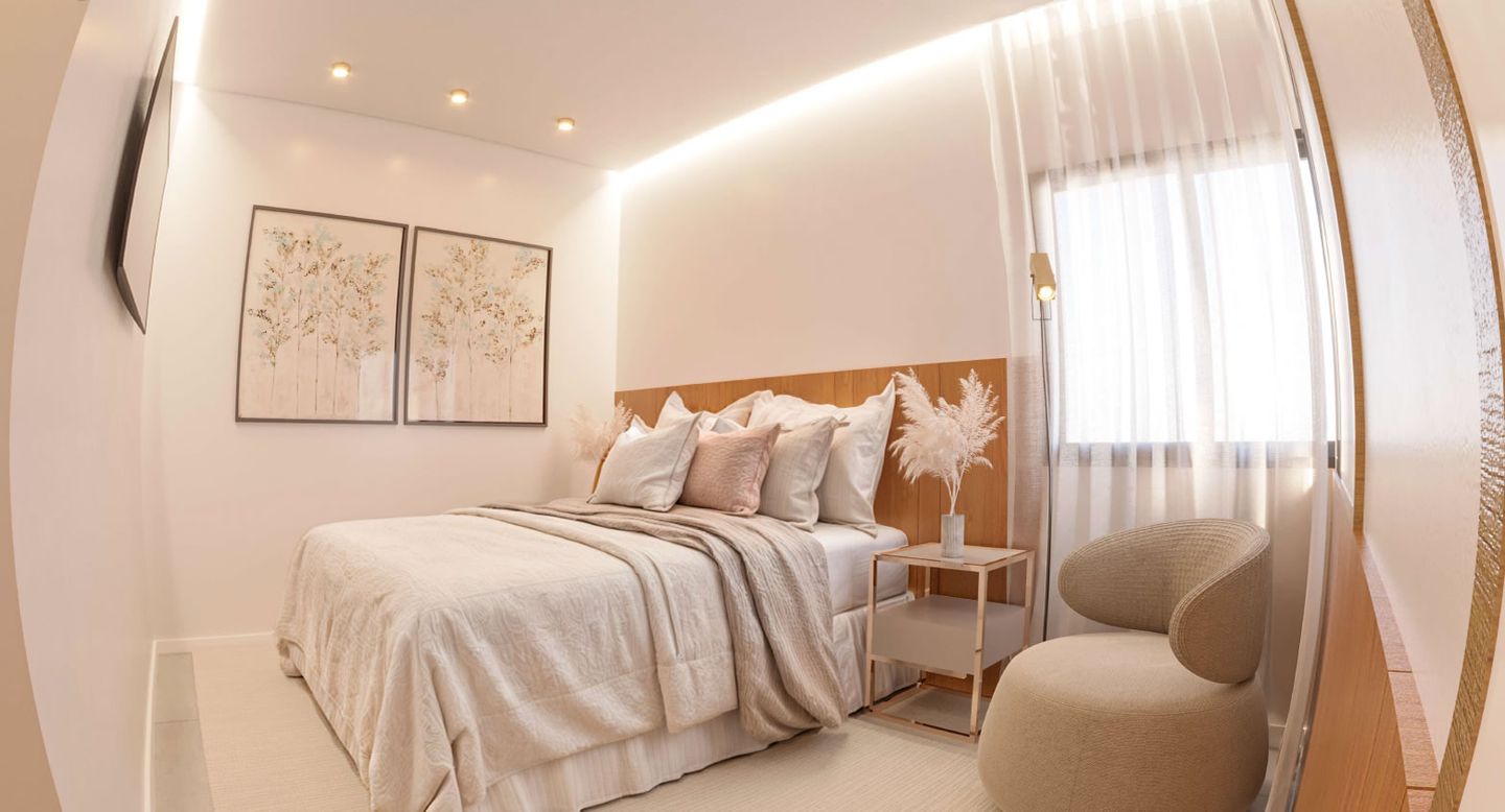 Suíte com cama de casal, cabeceira em madeira e poltrona